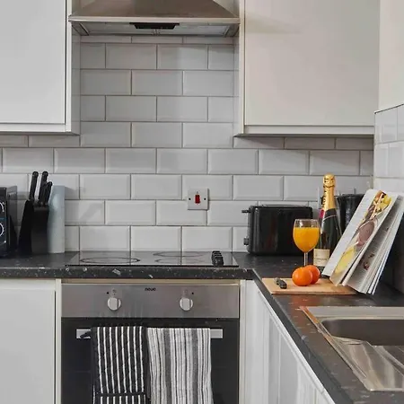 New! 3 Beds - Family & Work - Free Parking Leeds (West Yorkshire)