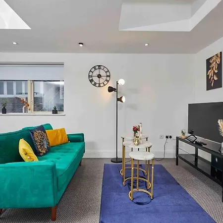 New! 3 Beds - Family & Work - Free Parking Apartment