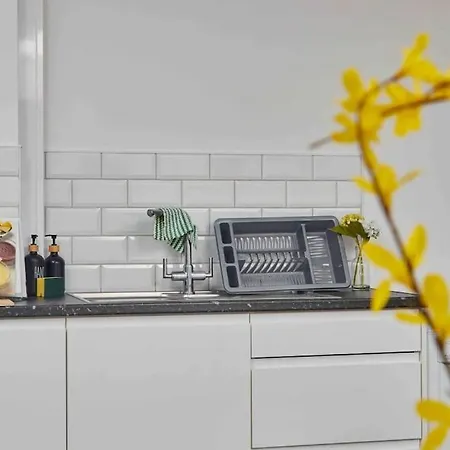 Apartment New! 3 Beds - Family & Work - Free Parking *