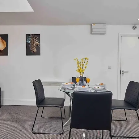 New! 3 Beds - Family & Work - Free Parking Leeds (West Yorkshire)