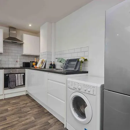 New! 3 Beds - Family & Work - Free Parking Apartment *