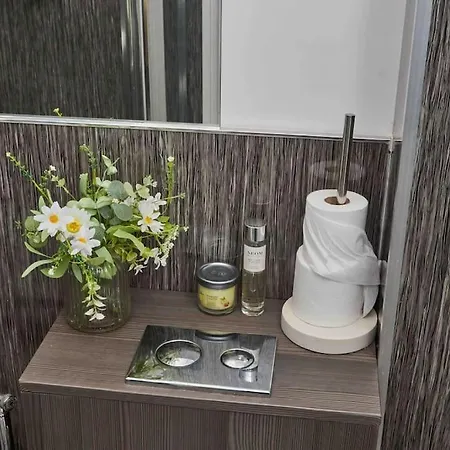 Apartment New! 3 Beds - Family & Work - Free Parking *