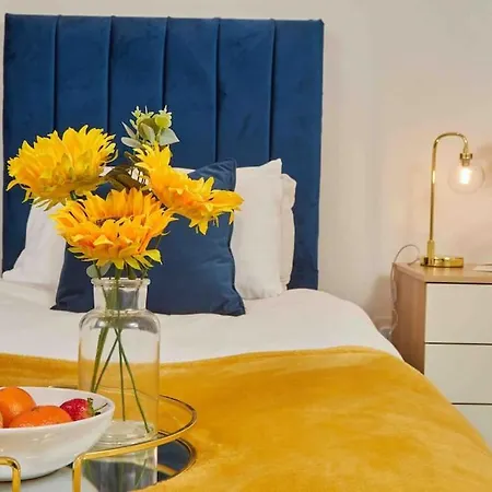 Apartment New! 3 Beds - Family & Work - Free Parking *