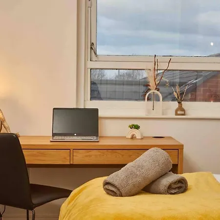 New! 3 Beds - Family & Work - Free Parking *