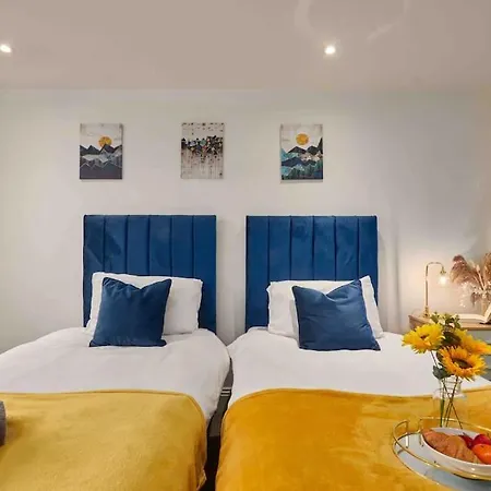 New! 3 Beds - Family & Work - Free Parking Apartment *