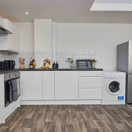 Apartment New! 3 Beds - Family & Work - Free Parking *