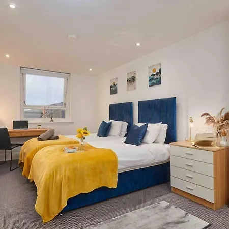New! 3 Beds - Family & Work - Free Parking Leeds (West Yorkshire)