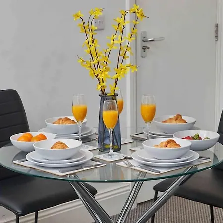 Apartment New! 3 Beds - Family & Work - Free Parking