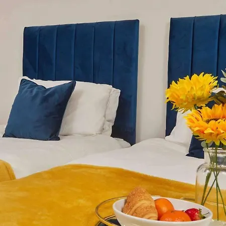 New! 3 Beds - Family & Work - Free Parking Apartment *