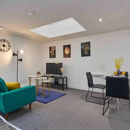 Apartment New! 3 Beds - Family & Work - Free Parking