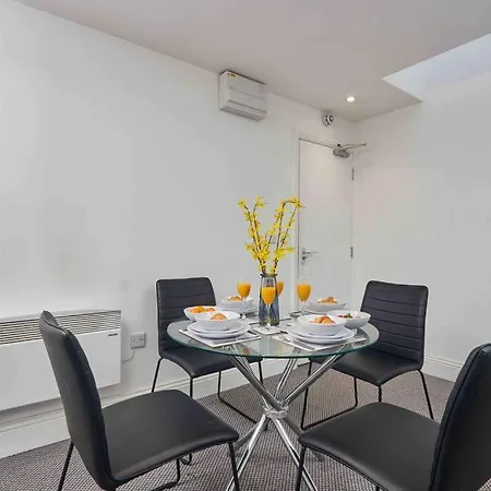 Sleeps 3 - Perfect For Families - Contractors - Professionals - Free Parking & Wifi Λιντς