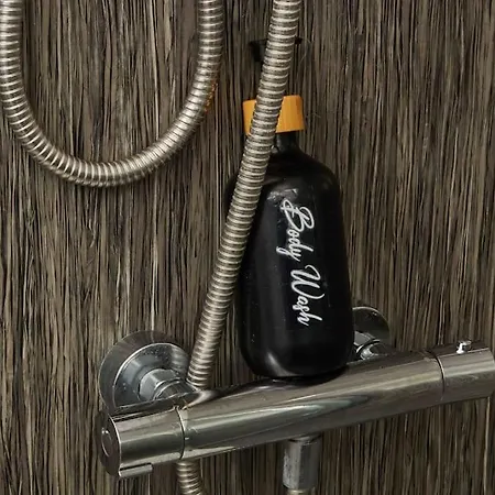 Sleeps 3 - Perfect For Families - Contractors - Professionals - Free Parking & Wifi 公寓 *