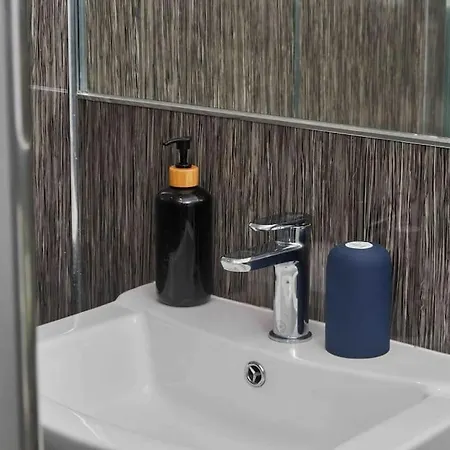 Sleeps 3 - Perfect For Families - Contractors - Professionals - Free Parking & Wifi Διαμέρισμα Λιντς