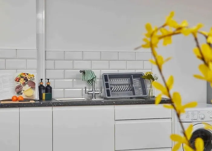 Apartment Sleeps 3 - Perfect For Families - Contractors - Professionals - Free Parking & Wifi *