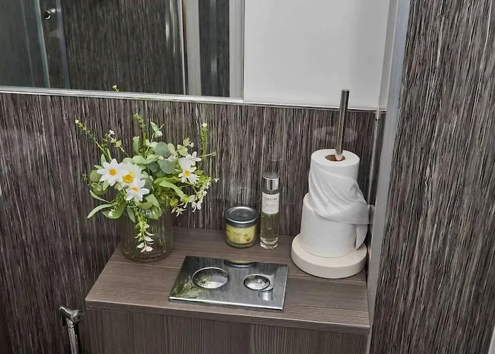 Apartment Sleeps 3 - Perfect For Families - Contractors - Professionals - Free Parking & Wifi *