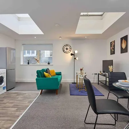 Apartment New! 3 Beds - Family & Work - Free Parking
