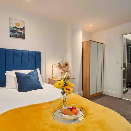 New! 3 Beds - Family & Work - Free Parking *
